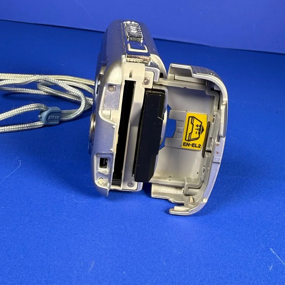 Nikon Coolpix 2500 Digital Camera Silver Blue Swivel Lens E2500 with Hard Case